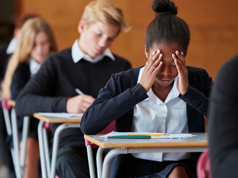 Geração Ansiosa: O Que Está Por Trás dos Altos Níveis de Ansiedade dos Jovens Hoje?