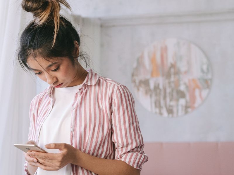 Por que sentimos ansiedade quando alguém demora para responder?