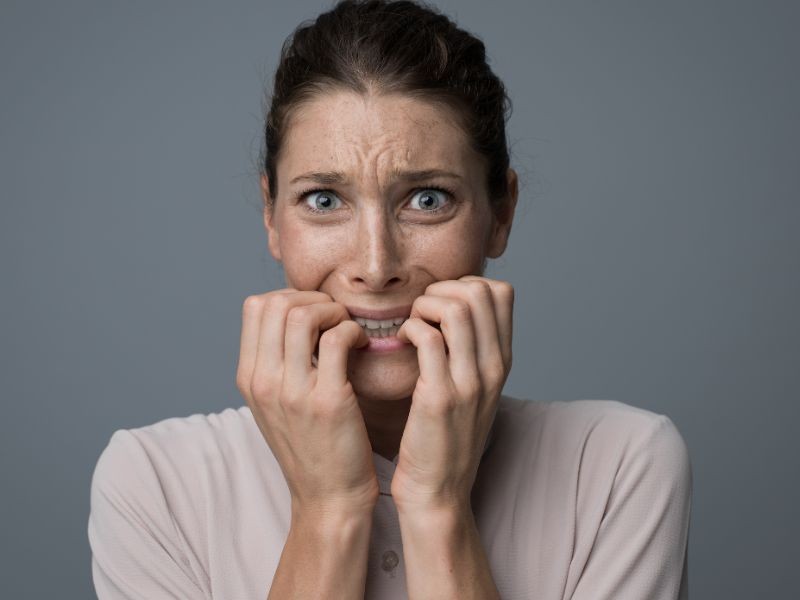 Ansiedade também cansa (e muito).  Por que estar sempre em alerta esgota e como a psicoterapia ajuda a reduzir esse estado de tensão constante.